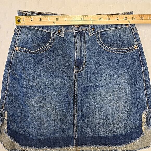 Rock & Roll Denim Mini Skirt Sz 28 Raw Hem Distressed Festival Western Cowgirl - Picture 8 of 9